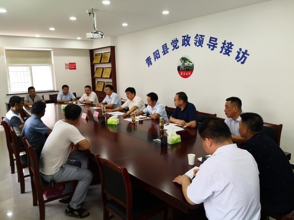 8.19青阳县委书记接访.jpg